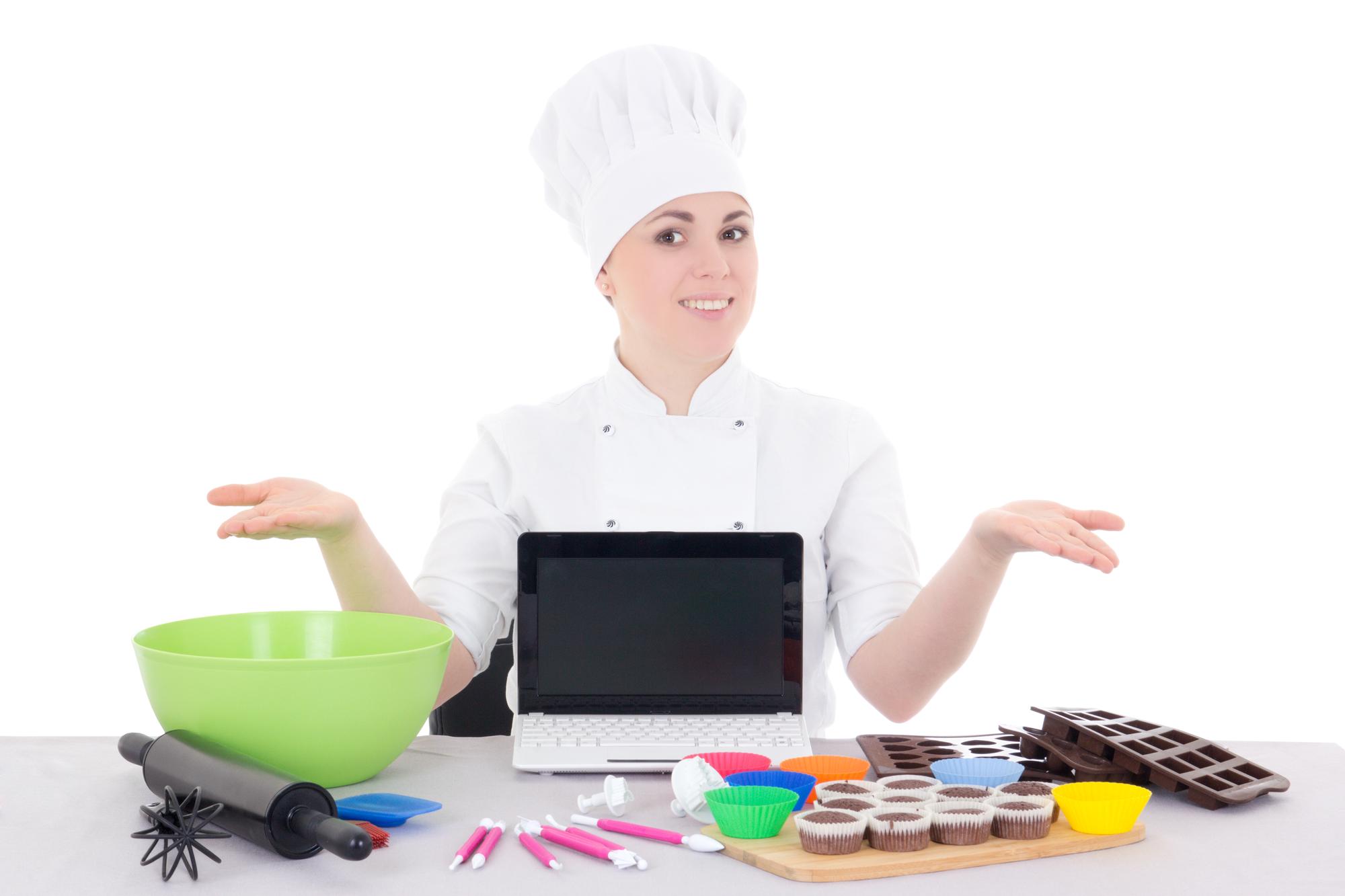Chef che insegna una ricetta italiana in una cucina luminosa